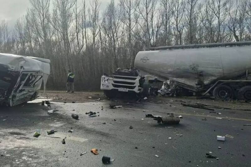 На сызранской трассе лоб в лоб столкнулись большегрузы - части фур разлетелись на межрегиональной дороге